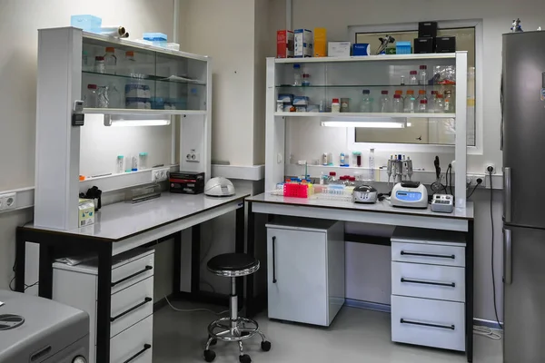 Nowoczesne Laboratorium Biologiczne Wnętrze Pomieszczenia Przeznaczonego Badań Biologicznych Molekularnych — Zdjęcie stockowe