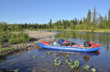 Tayga nehirde rafting için katamaran. 