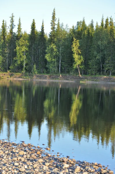 Rödhårig kvinna äta choklad, isolerad på vit. — 스톡 사진