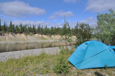 nehir kenarında kamp çadırı.