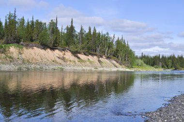 Nehrin kuzeyindeki çakıl plajı. 