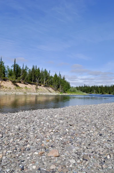 Kiezelstrand ten noorden van de rivier. — Stockfoto