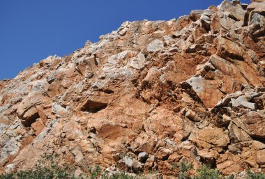 adada kırmızı kayalar. 