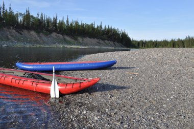 kayaks gonflables sur les rivières de taïga de rive. 