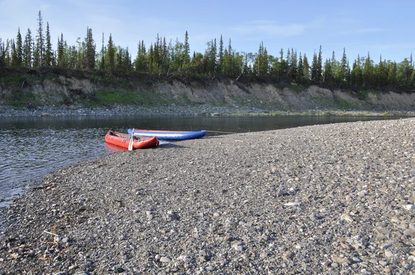 Kayak gonfiabili sulla riva fiumi taiga . — Foto Stock