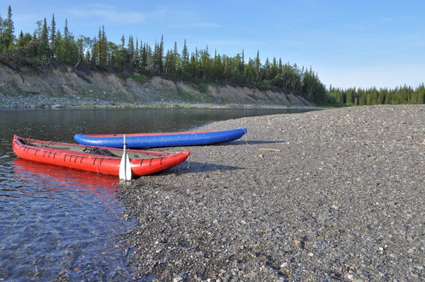 Opblaasbare kajaks op de oever taiga rivieren. — Stockfoto