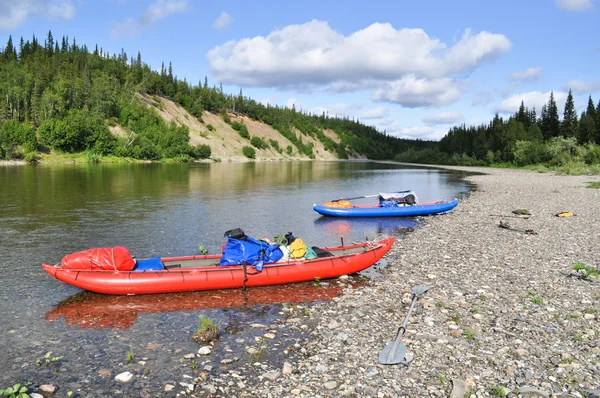 kayaks gonflables sur les rivières de taïga de rive. 