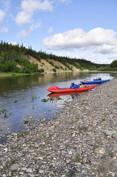Inflatable kayaks on the shore taiga rivers. — Stock Photo, Image