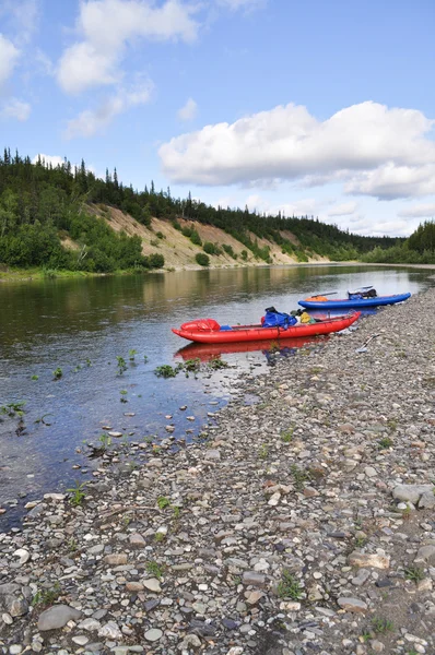 Opblaasbare kajaks op de oever taiga rivieren. — Stockfoto