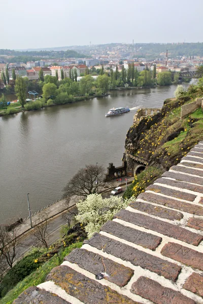 Praag, de dijk van de rivier de Moldau. — Stockfoto