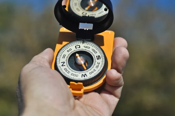 Kompass in der Hand. — Stockfoto