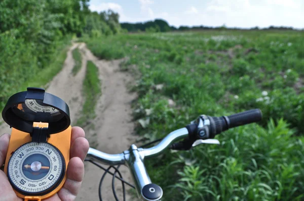 Resa med cykel med en kompass. — Stockfoto