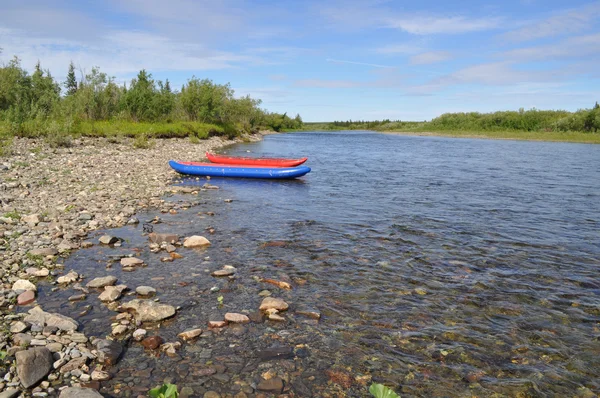 Tourist kayaks at pebble river banks. — Stock Photo, Image