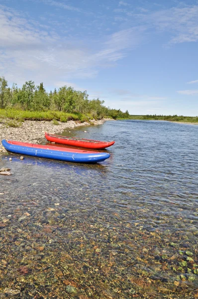 Two inflatable canoes on the shore of  North river. — Stock Photo, Image
