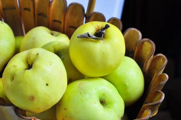 Ripe autumn apples in the basket. — Stock Photo, Image