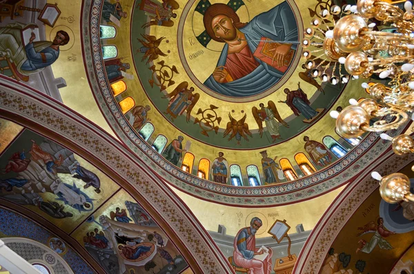 The dome painting and chandelier in the Greek Church. — Stock Photo, Image