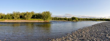Panoramik nehir manzara polar Urallarda. 