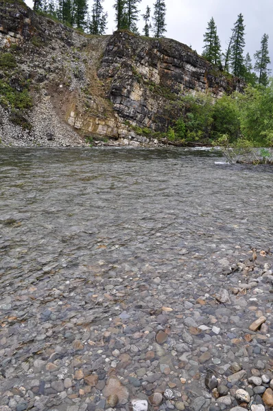 Klippiga kusten vid mountain river — Stockfoto