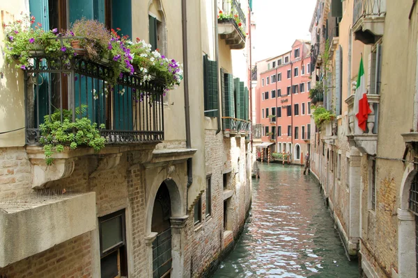 Kanał w Wenecji. — Zdjęcie stockowe
