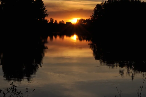 Pôr do sol em um rio tranquilo — Fotografia de Stock
