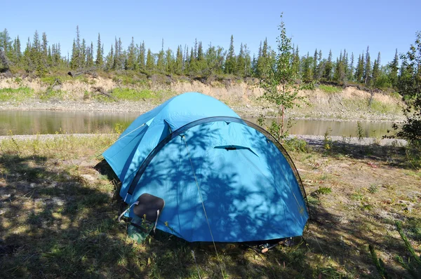 Tenda da campeggio sulla riva di un fiume di montagna . — Foto Stock