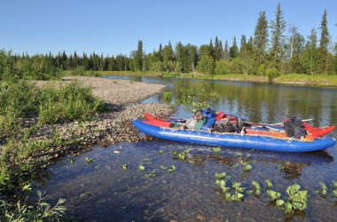Tayga nehirde rafting için katamaran. 