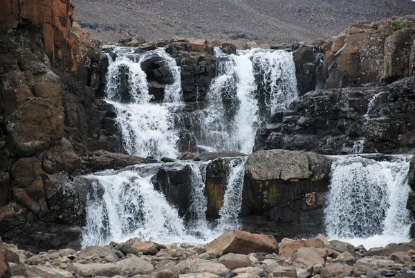 Paisaje con rocas y una cascada . — Foto de Stock