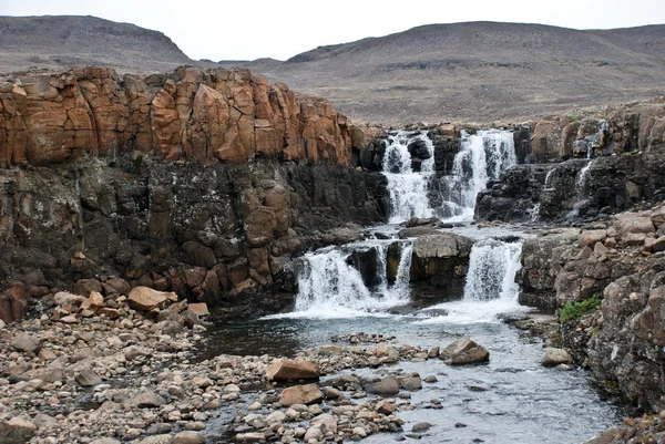 Paysage avec rochers et cascade . — Photo