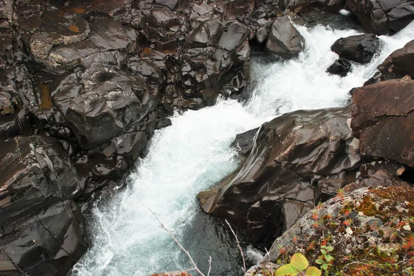 Vattenfall i klipporna — Stockfoto