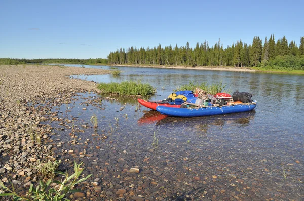 Catamarano per rafting sul fiume taiga . — Foto Stock