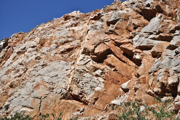 Rocas rojas en la isla . — Foto de Stock