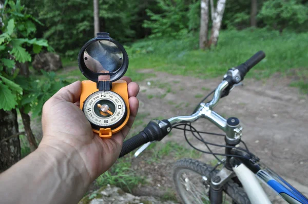 Viagem de bicicleta com uma bússola . — Fotografia de Stock