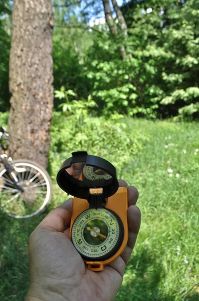Fahrradtour mit dem Kompass. — Stockfoto