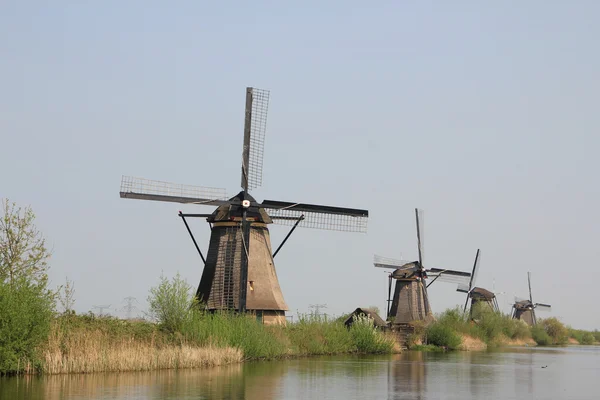 Ветряные мельницы на берегу канала . — стоковое фото