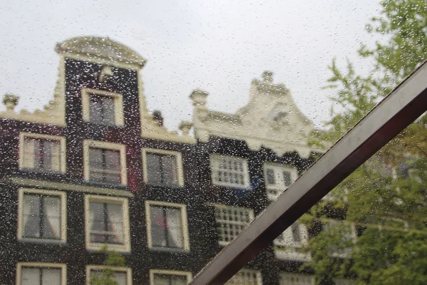 Amsterdam Hausfassaden durch die Tropfen des Regens — Stockfoto