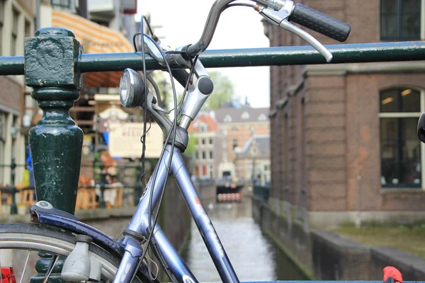 Fietsen op de achtergrond van de Amsterdamse grachten. — Stockfoto
