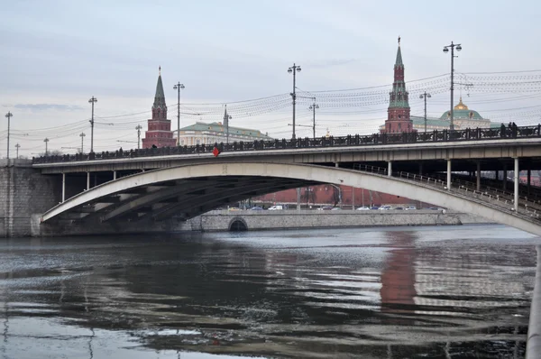 Moskiewski Kreml i nabrzeże rzeki Moskwy. — Zdjęcie stockowe