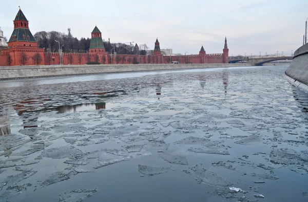 Moskova Kremlin ve Moskova Nehri çıkabilir. — Stok fotoğraf