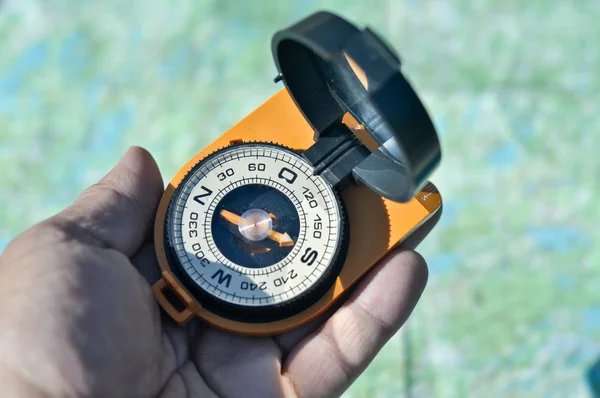 Kompass in der Hand. — Stockfoto