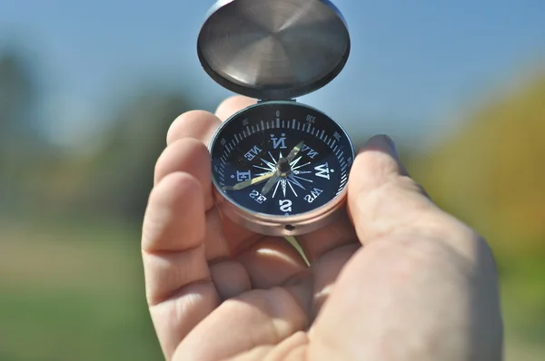 Kompas w ręku. — Zdjęcie stockowe