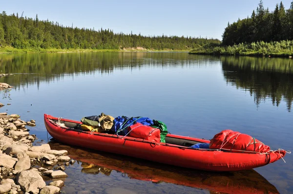 Virgin Komi skogar, den röda båt på floden. — Stockfoto