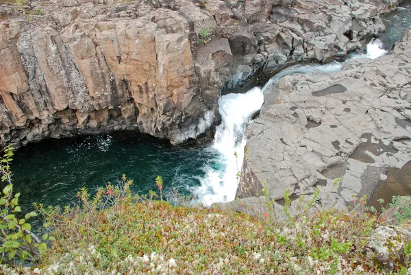 Gebirgsfluss in den Felsen. — Stockfoto