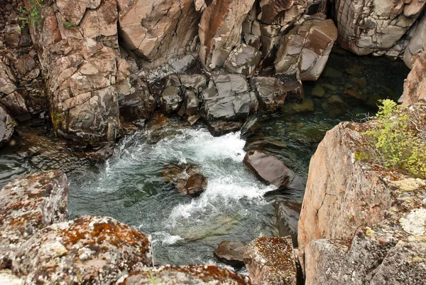 Bergsflod i klipporna. — Stockfoto