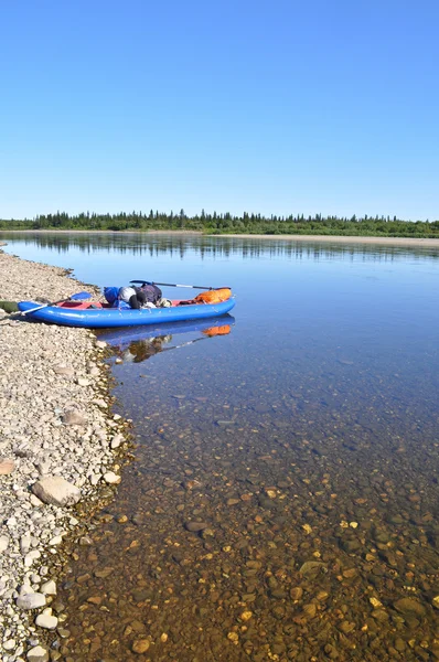 Fiume largo e la barca . — Foto Stock