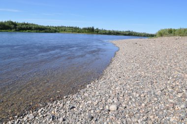 Nehrin kuzeyindeki çakıl plajı. 