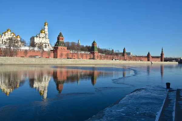 O Kremlin de Moscou e o rio de Moscou . — Fotografia de Stock