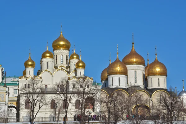 Cúpulas douradas de igrejas ortodoxas do Kremlin de Moscou . — Fotografia de Stock