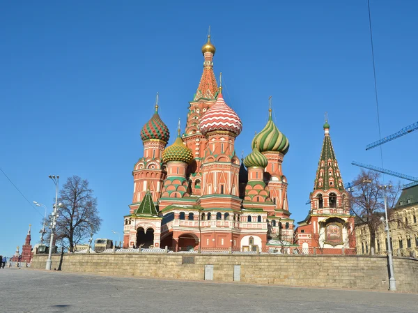 Domes of St. Basil's Cathedral on red square. — Stock Photo, Image
