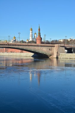Moskova Kremlin önünde Moskvoretsky Köprüsü.