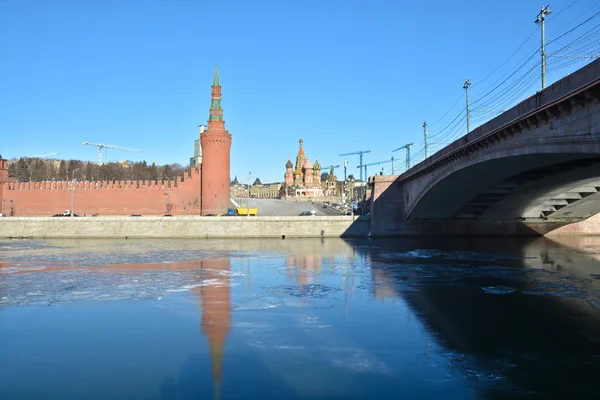 Ponte Moskvoretsky em frente ao Kremlin de Moscou . — Fotografia de Stock